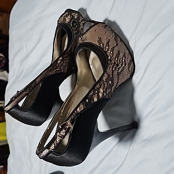 GUESS Black/ Lace Pumps - Picture 3 of 9